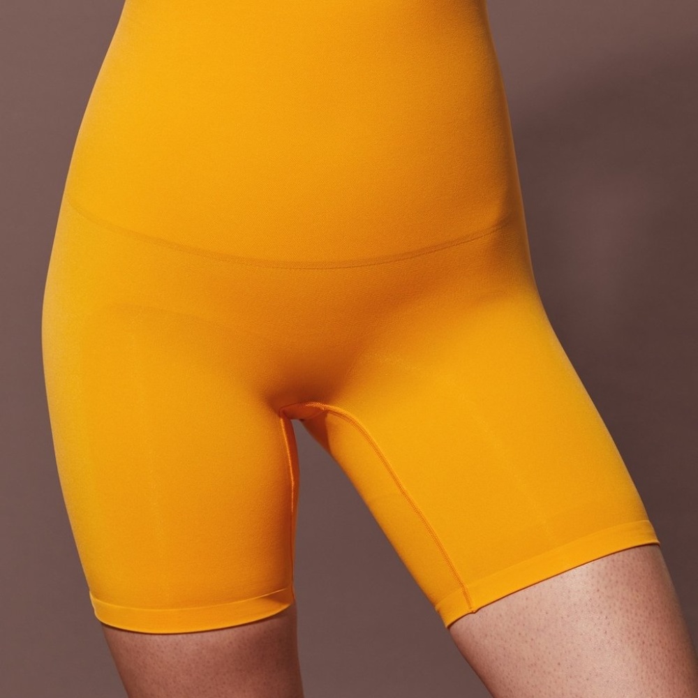 Yitty (Fabletics) - Shaping Ultra High Waist Short